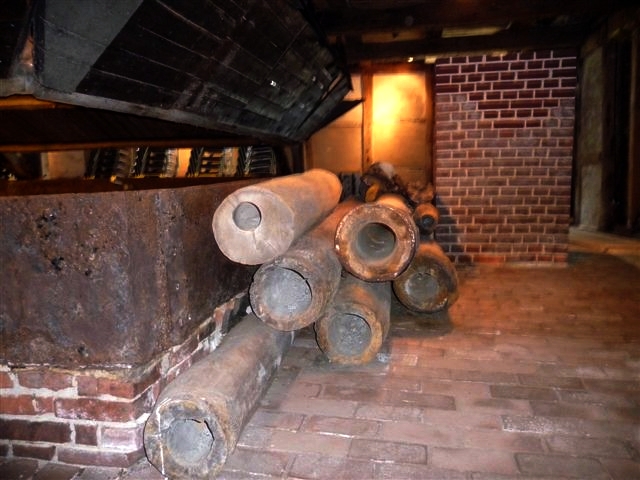 011 Salzrohre.jpg - Rohre aus Holzstämmen.